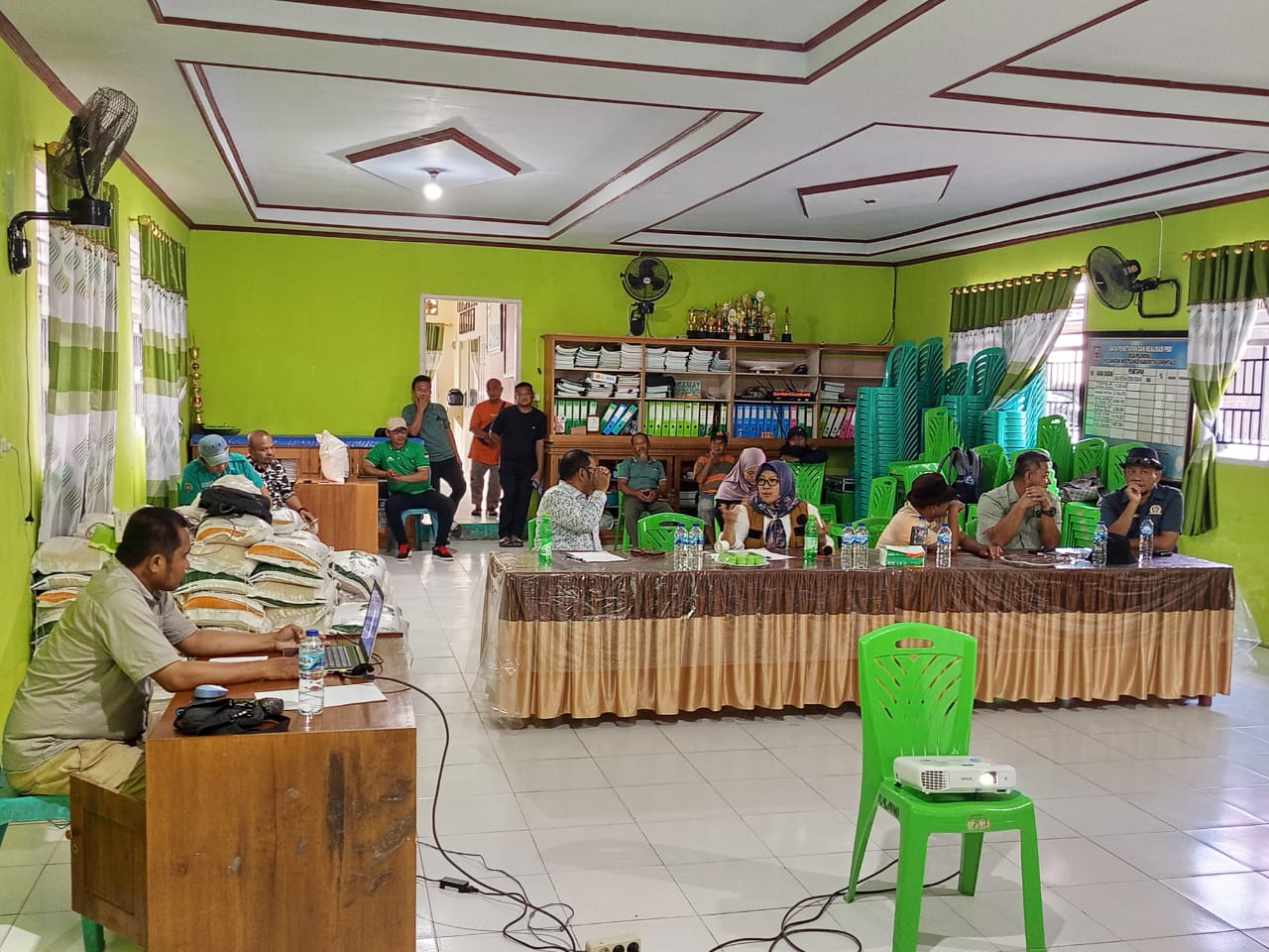 Keterangan : Pansus Pertambangan DPRD Provinsi Gorontalo lakukan kunjungan kerja ke Kantor Desa Pilomonu, Kecamatan Mootilango (SET DPRD)
