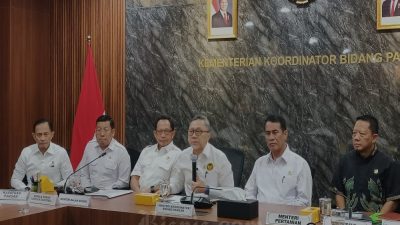 Menteri Koordinator Bidang Pangan Zulkifli Hasan memberikan keterangan kepada awak media usai menghadiri rapat koordinasi terbatas di Kantor Kementerian Koordinator Bidang Pangan,
