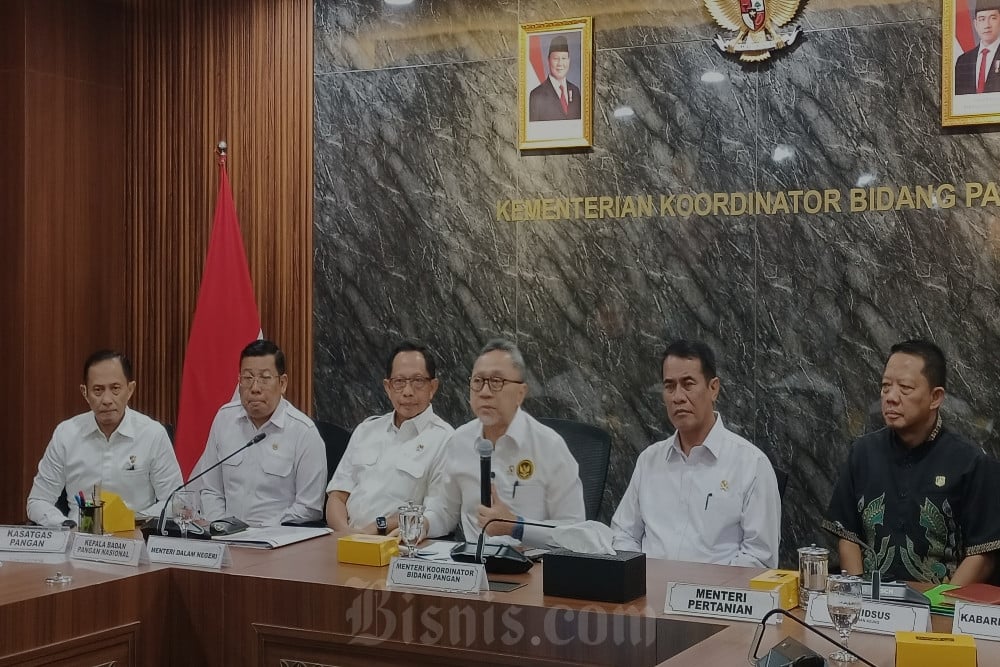 Menteri Koordinator Bidang Pangan Zulkifli Hasan memberikan keterangan kepada awak media usai menghadiri rapat koordinasi terbatas di Kantor Kementerian Koordinator Bidang Pangan,