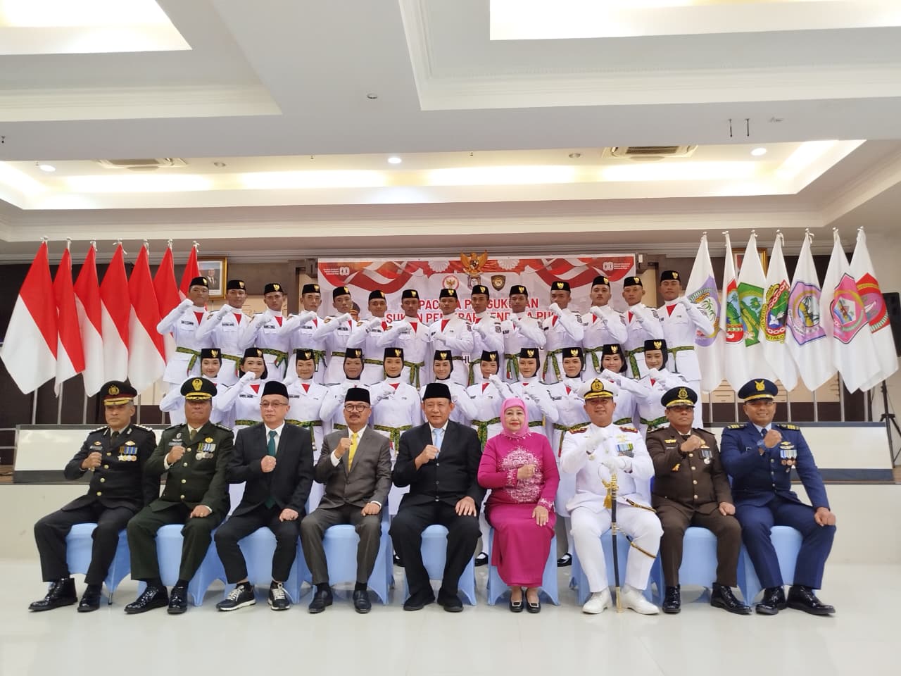 Keterangan : Ketua DPRD Provinsi Gorontalo, Thomas Mopili, menghadiri pengukuhan Paskibraka. (Foto : Setwan)