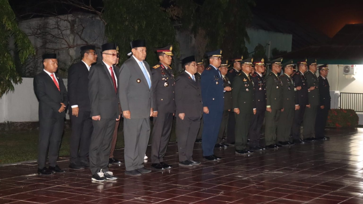 Keterangan : Apel Kehormatan HUT ke-80 RI di TMP Pentadio. (Foto : Setwan)