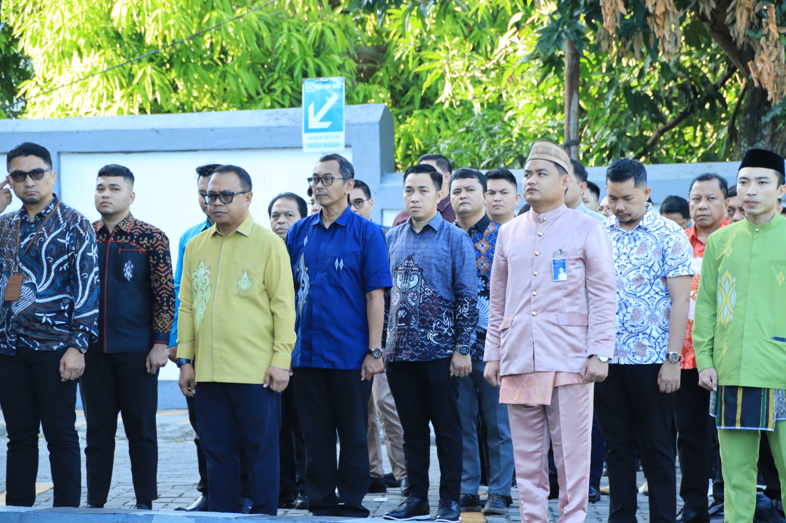 Keterangan: Upacara dihiasi kostum wastra nusantara modern,