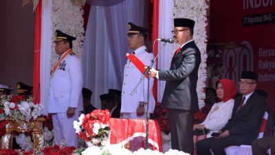 Keterangan : Ketua DPRD Provinsi Gorontalo, Thomas Mopili, mendapat kehormatan membacakan teks Proklamasi (Foto : Setwan)