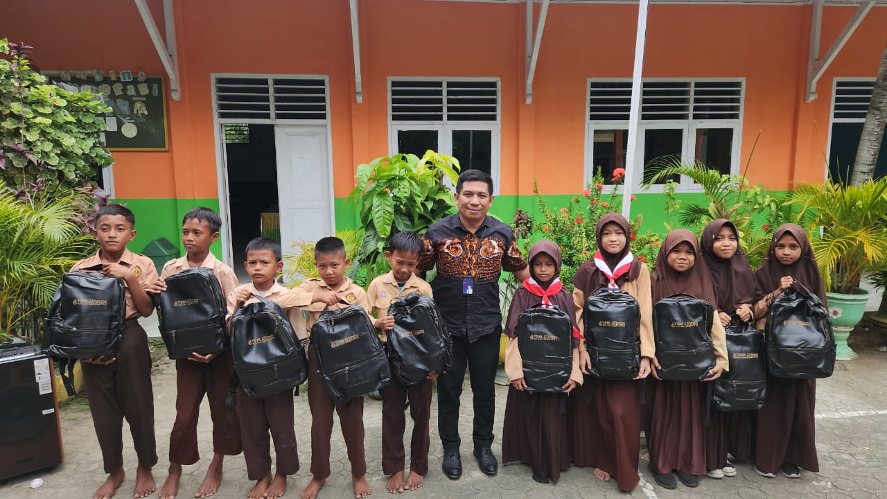 Pendistribusian Paket Pendidikan oleh BRI Gorontalo 