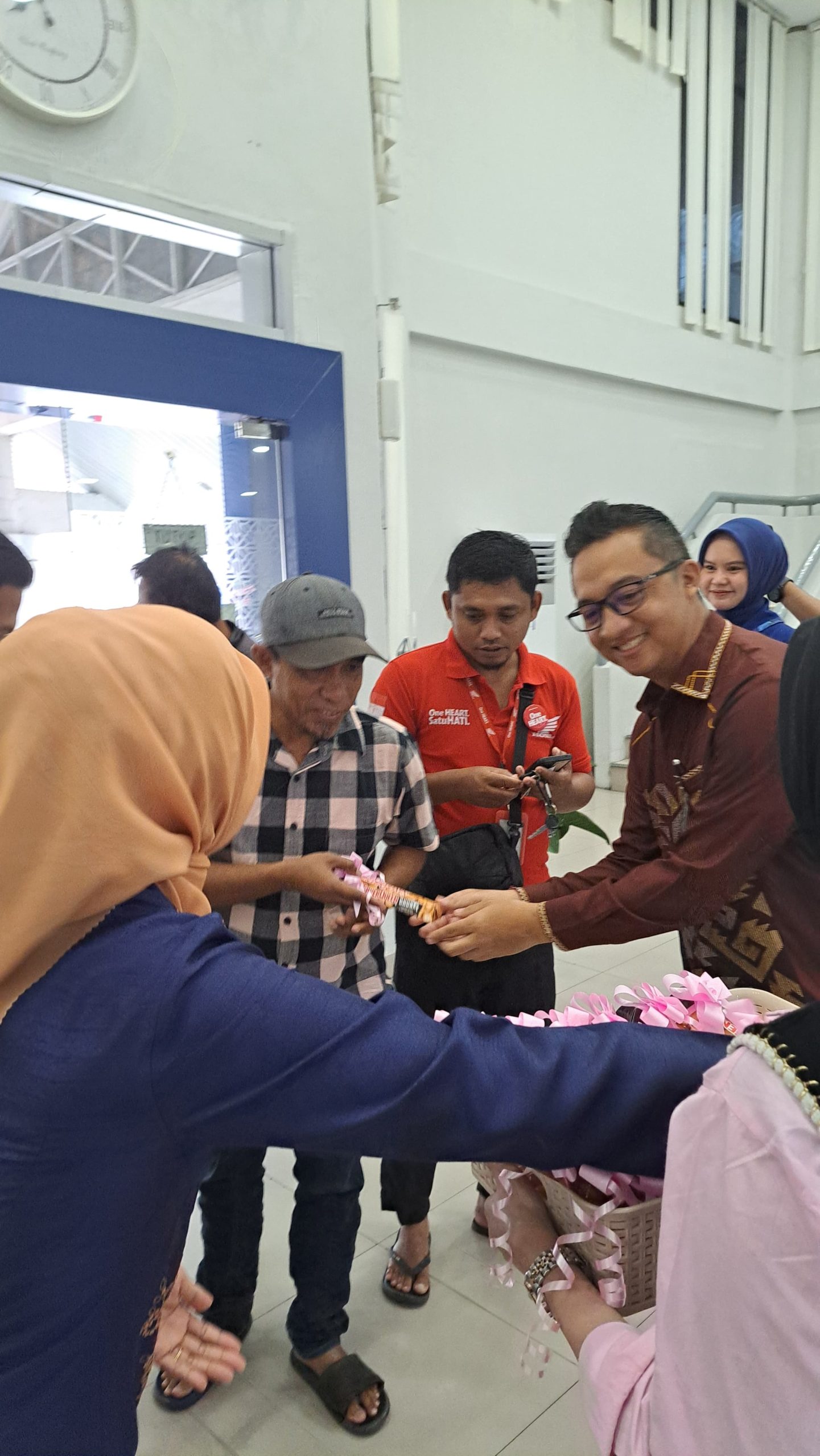 Kepala BRI Cabang Gorontalo serahkan hadiah untuk nasabah 