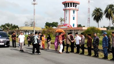 Ketua DPRD Provinsi Gorontalo Idrus M.T. Mopili menghadiri penjemputan Menparekraf (foto : SET DPRD)
