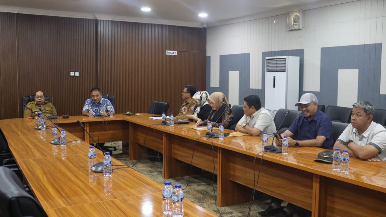 keterangan foto : DPRD Provinsi Gorontalo melakukan kunjungan kerja ke Kantor Wali Kota Gorontalo (Foto : Set DPRD)