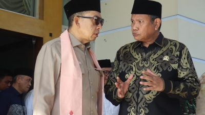 Ridwan Monoarfa menyambut kedatangan Menteri Kebudayaan (foto:Set DPRD)
