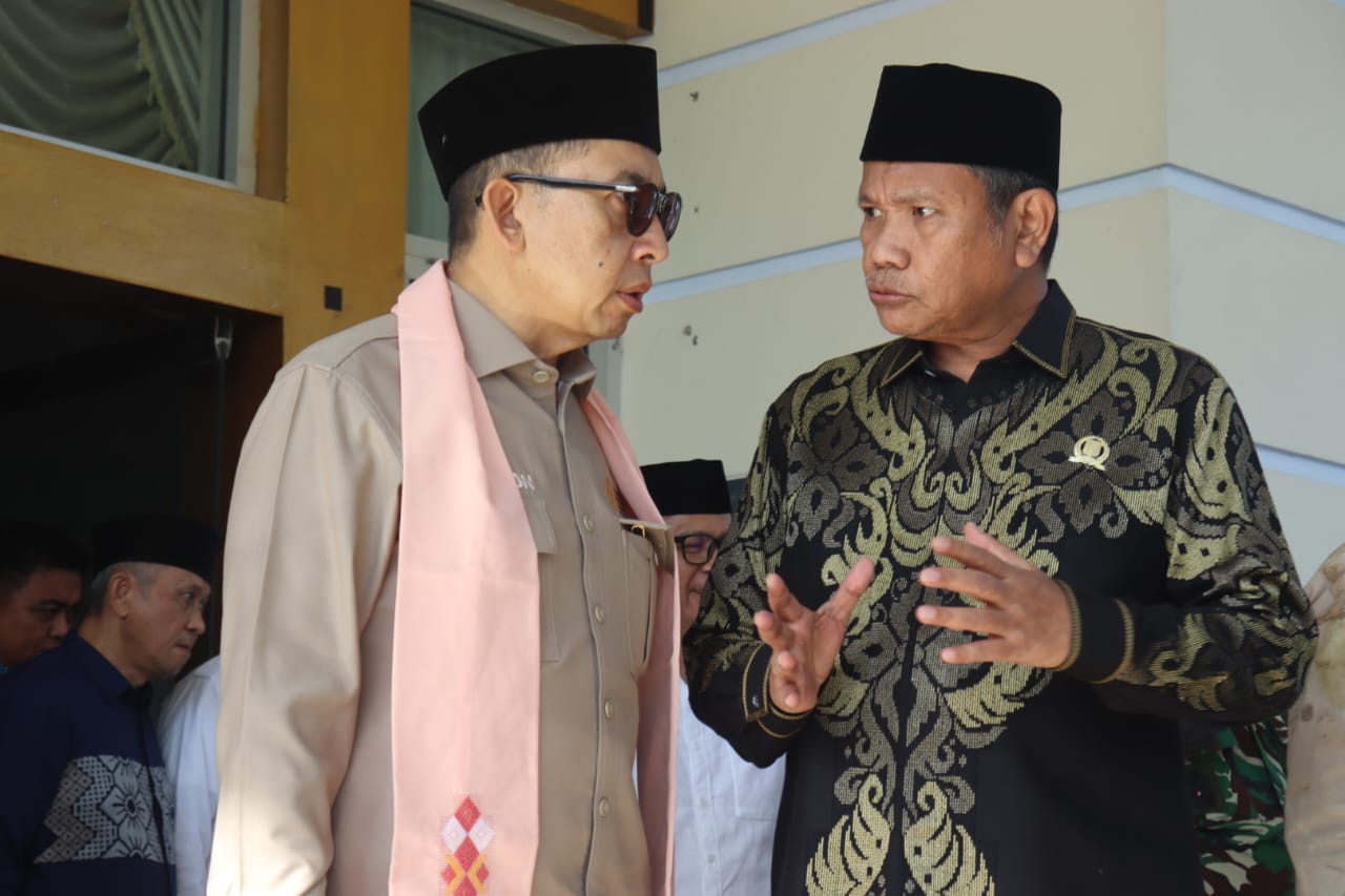 Ridwan Monoarfa menyambut kedatangan Menteri Kebudayaan (foto:Set DPRD)