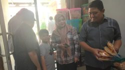 DPRD Provinsi Gorontalo meninjau langsung UMKM rempeyek bulat (Foto : Sekretariat DPRD)