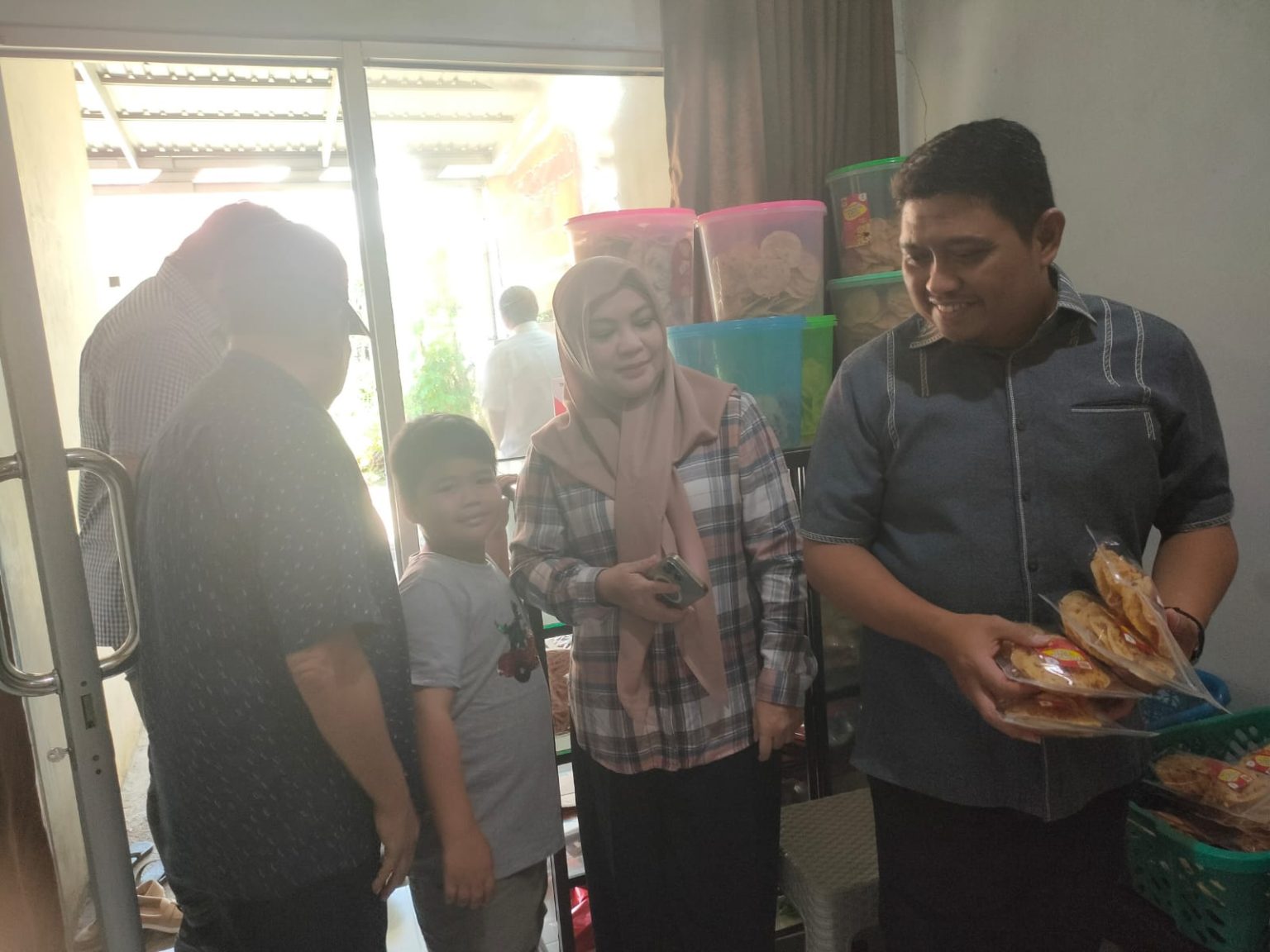 DPRD Provinsi Gorontalo meninjau langsung UMKM rempeyek bulat (Foto : Sekretariat DPRD)