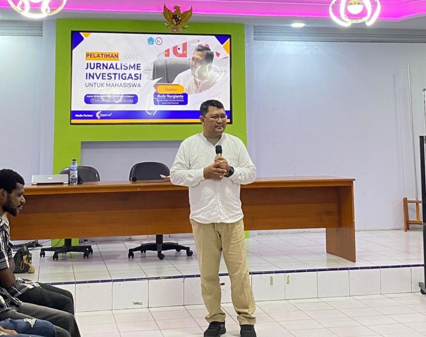 Keterangan foto : Budi Nurgianto saat memberikan materi jurnalisme investigasi 