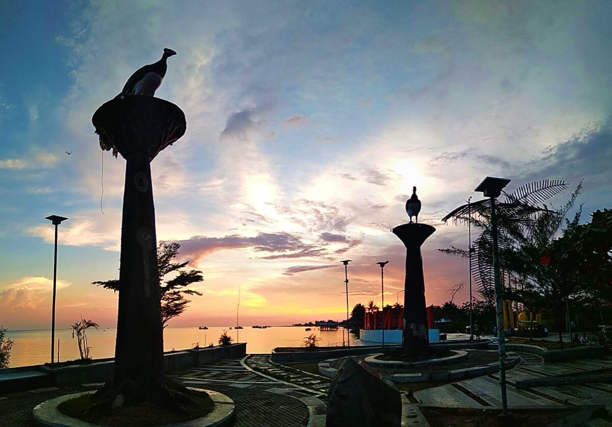 Suasana senja di Pohon Cinta Kabupaten Pohuwato (sumber:Travelspromo.com)