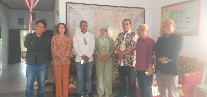 Anggota Komisi I DPRD Provinsi Gorontalo saat melakukan peninjauan langsung lahan yang dipersoalkan di Desa Bukit Aren (ist)