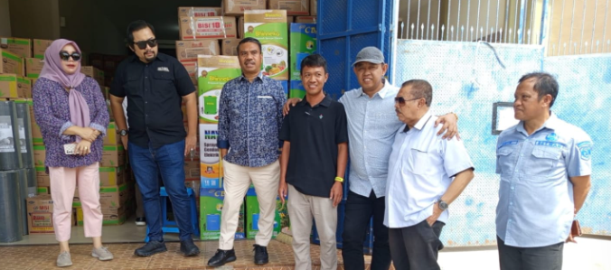 Keterangan : Komisi II DPRD Gorontalo meninjau distributor pupuk di Limboto untuk memastikan ketersediaan, harga yang stabil (Foto : SET DPRD)