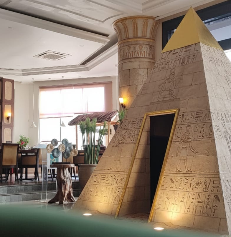 ilustrasi replika piramida di lobby hotel