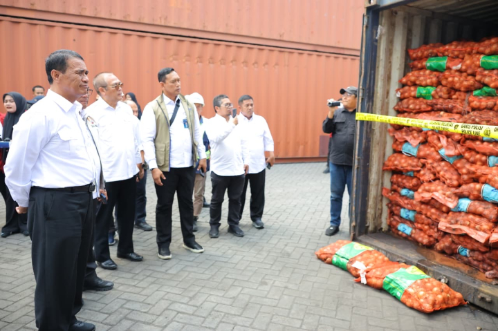 Mentan Andi Amran Sulaiman meminta aparat mengusut tuntas impor ilegal bawang bombai di Pelabuhan Tanjung Perak
