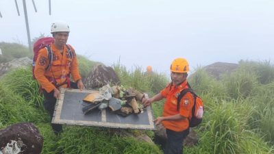 Tim Gabungan mendapatkan serpihak dari Pesawat ATR 42-500 di Gunung Bulusaraung, Pangkep-Maros (sumber foto : Antara)