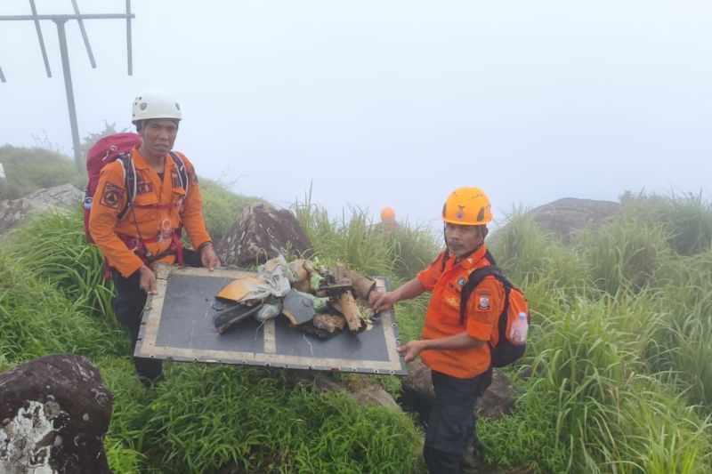 Tim Gabungan mendapatkan serpihak dari Pesawat ATR 42-500 di Gunung Bulusaraung, Pangkep-Maros (sumber foto : Antara)