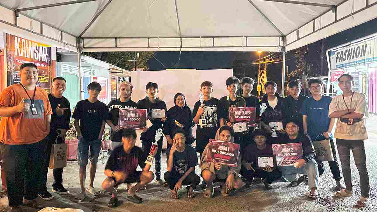 Penyerahan hadiah kepada tiga tim pemenang Kawsar Tournament Season 1 Mobile Legends yang digelar di Kawsar Coffee, Gorontalo.