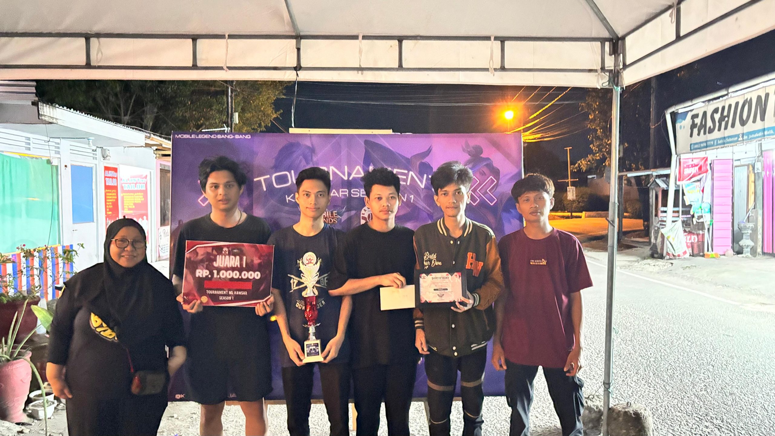 Penyerahan hadiah uang tunai dan trophy kepada tim es pink yang tampil terbaik di turnamen ML season 1 Kawsar Coffee 