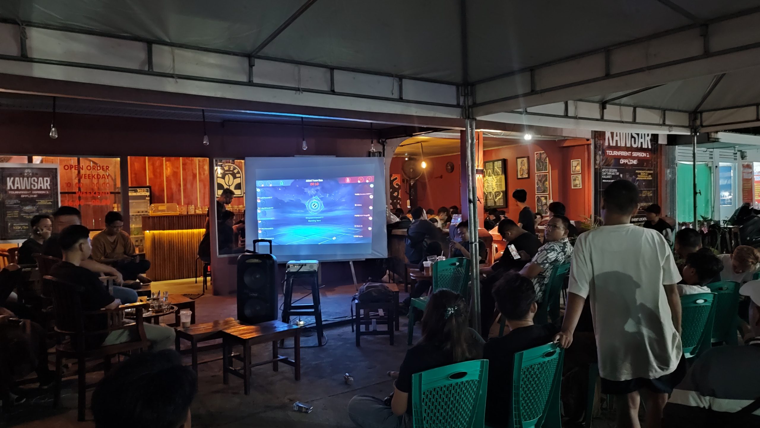 Keterangan Foto : Anak muda padati Kawsar Coffee 