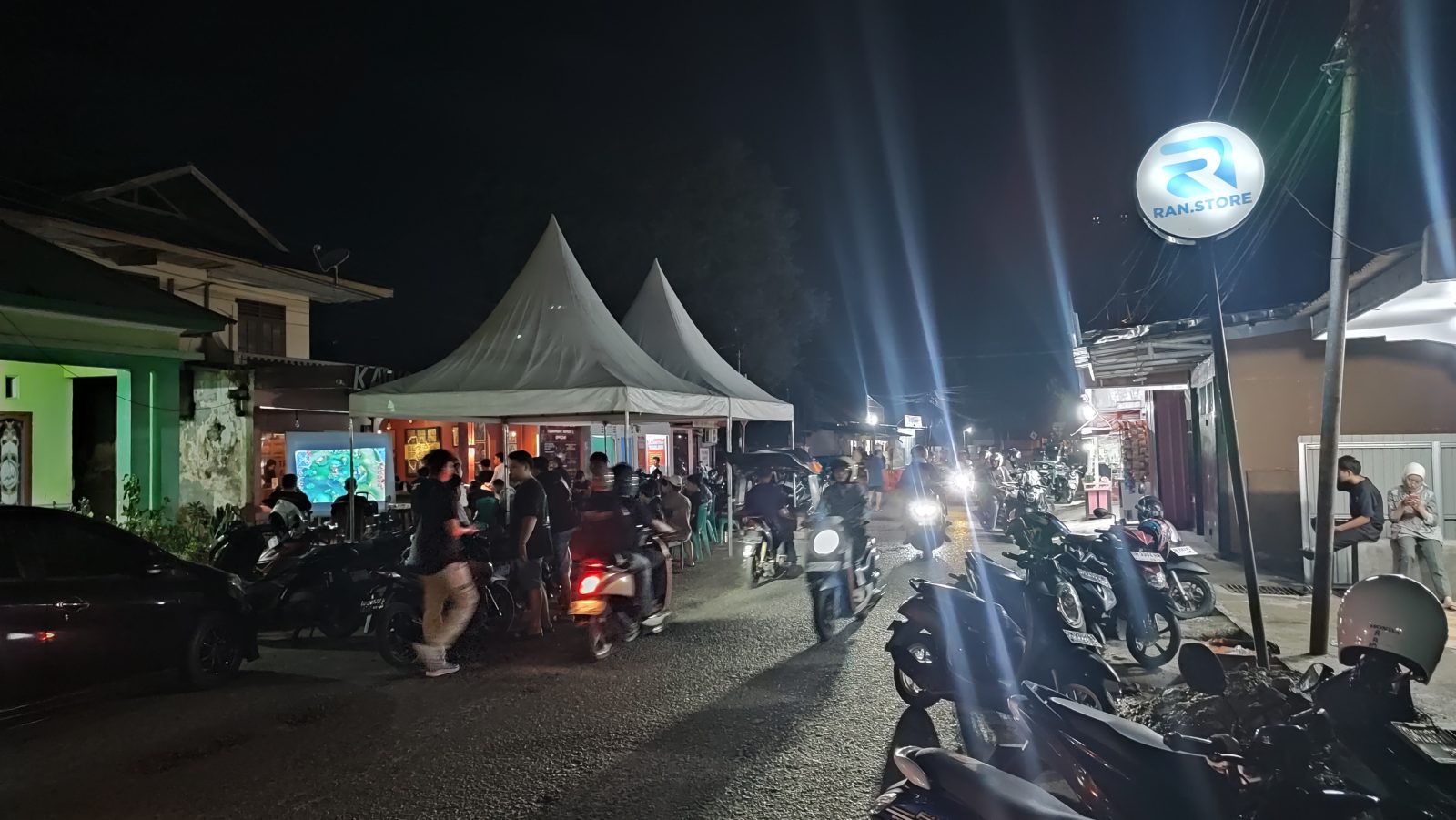 Panitia menyediakan tenda karena tingginya animo penonton