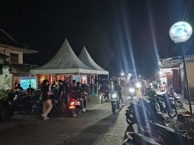 Panitia menyediakan tenda karena tingginya animo penonton