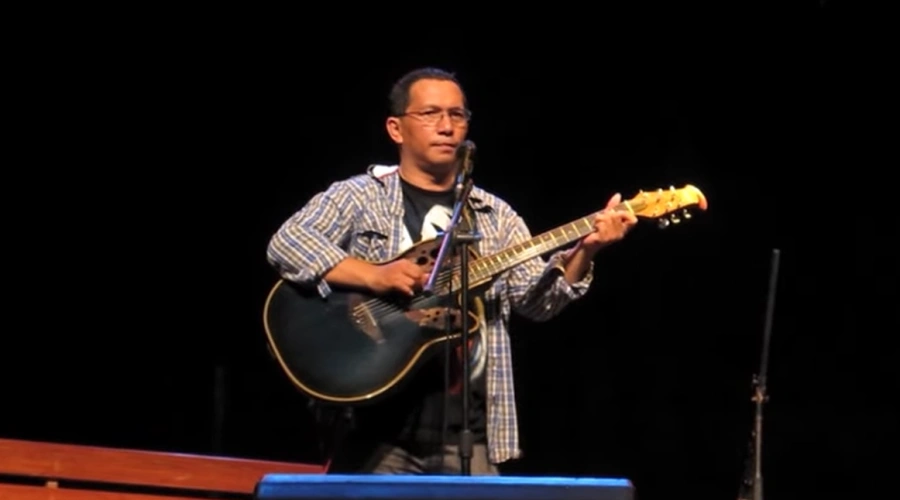 Keterangan: john-tobing aktivis 98 (sumber : youtube ade tanesia)