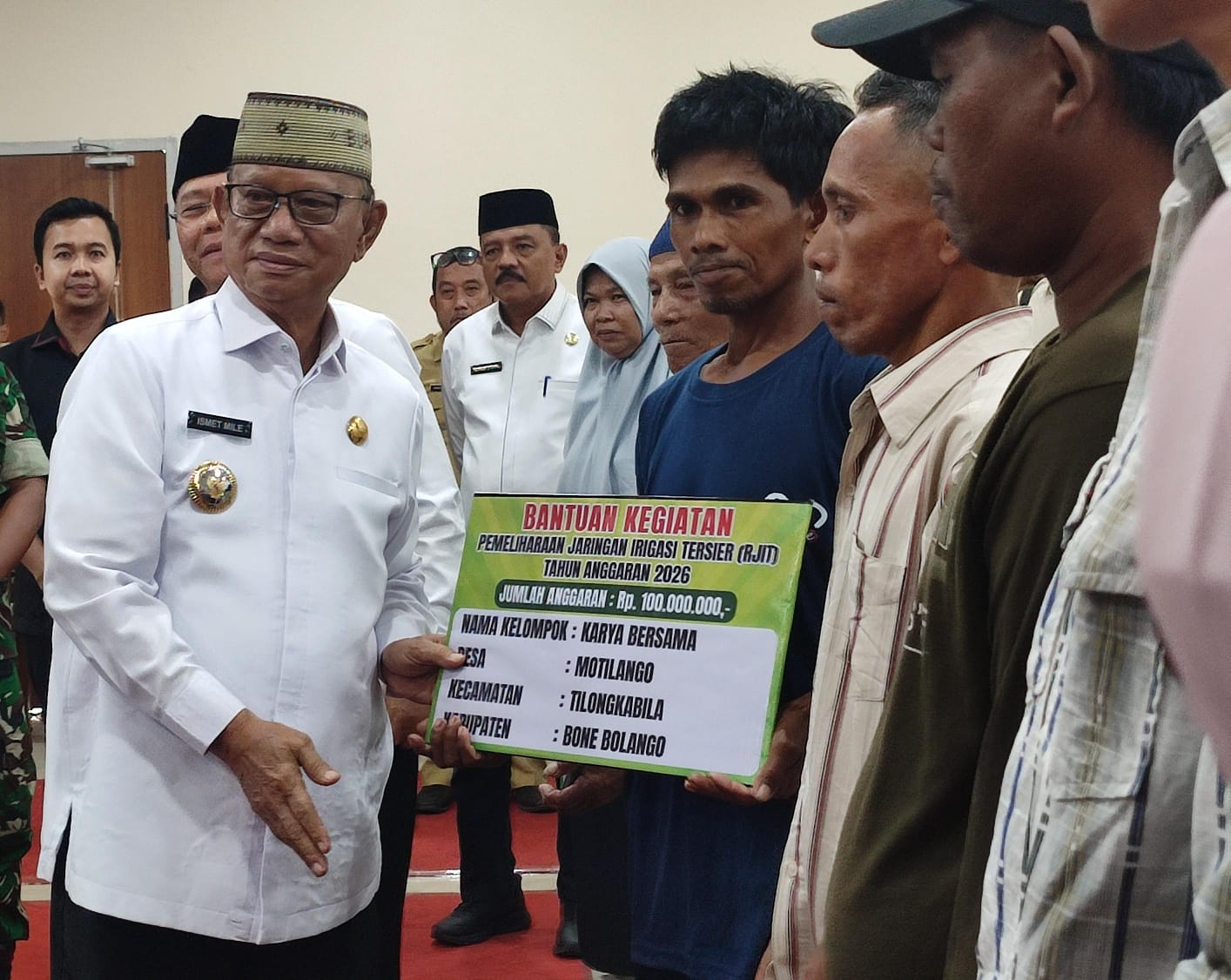 Keterangan Foto : Bupati Bonebolango Serahkan Bantuan Irigasi ke masyarakat 