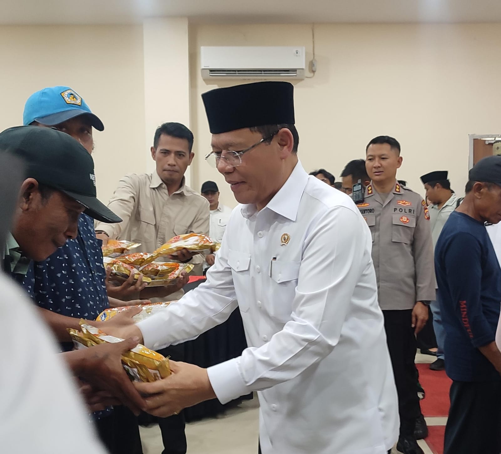 Keterangan foto : Muhammad Mardiono Serahkan Bantuan Beras di Bone Bolango (komparasi.id)
