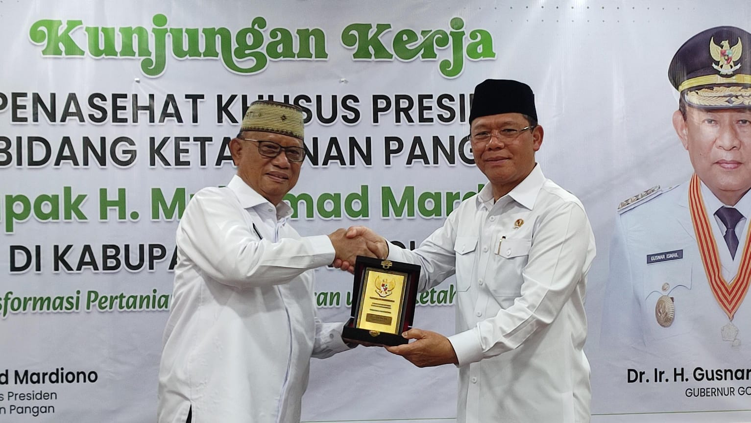 Bupati Ismet Mile menerima piagam penghargaan dari Utusan Khusus Presiden RI