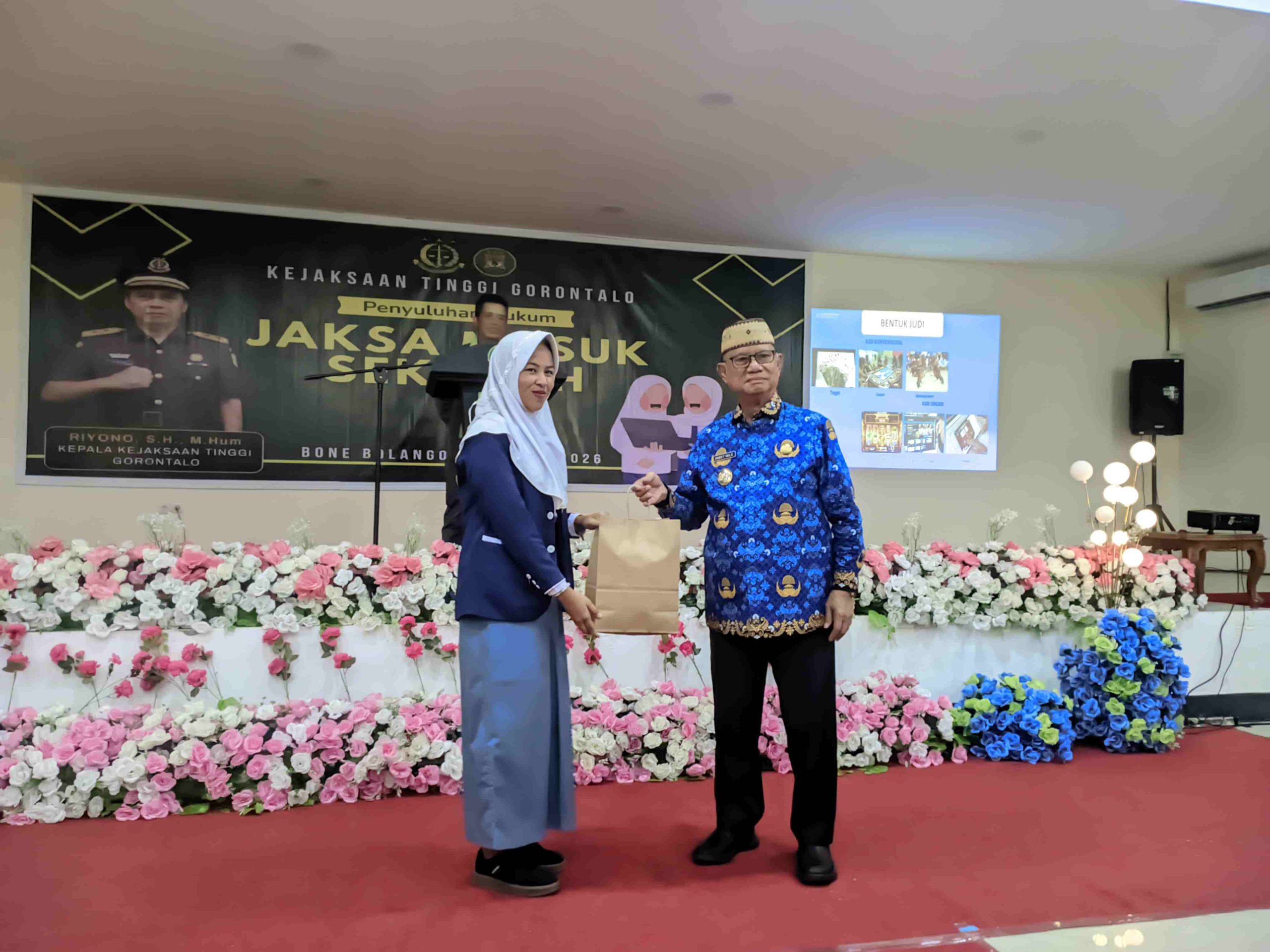 Bupati Ismet serahkan sovenir kepada peserta