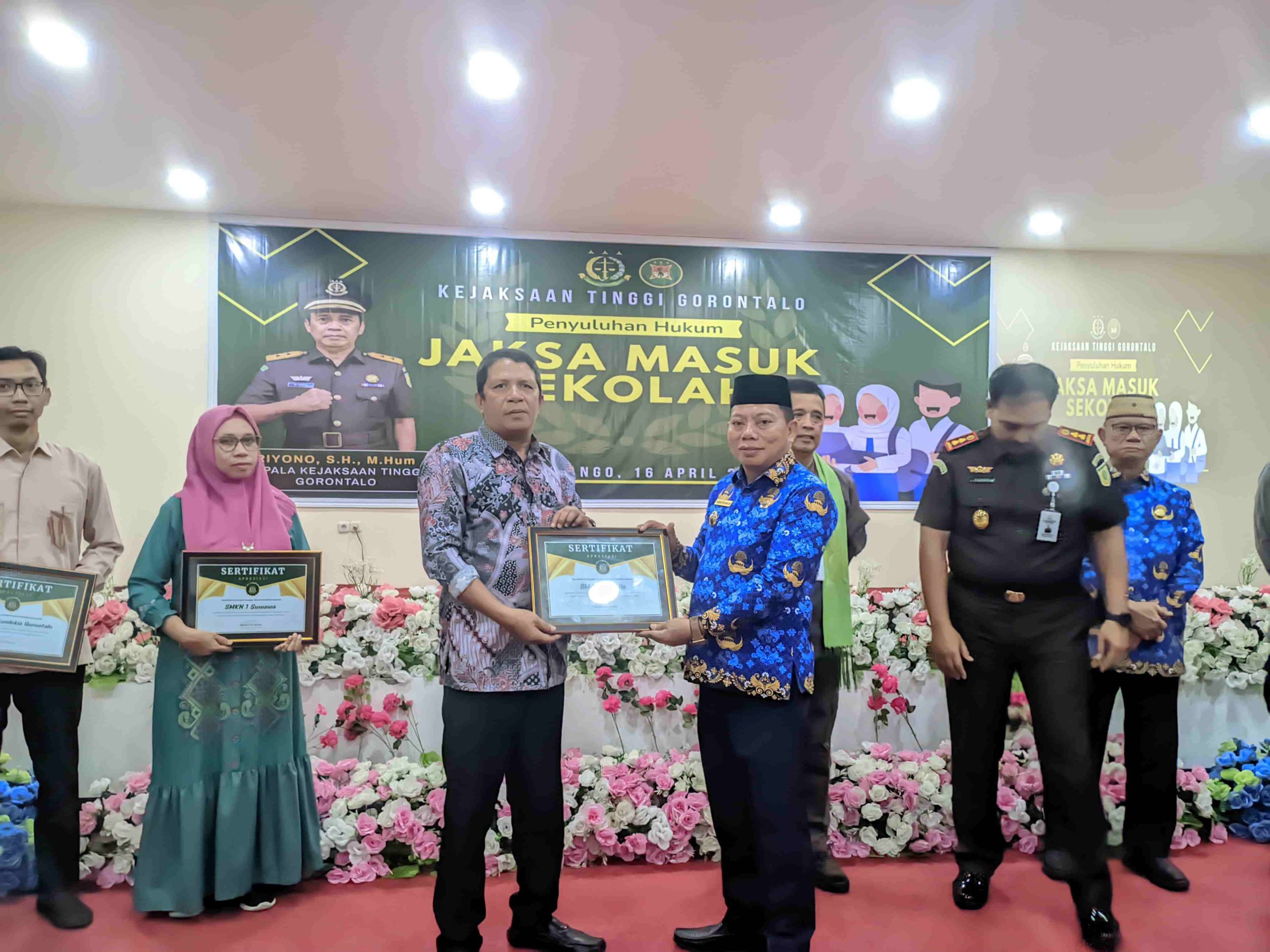 Wakil Bupati Risman serahkan penghargaan