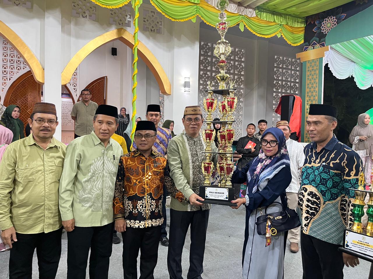 Penyerahan piala bergilir pada penutupan MTQ ke-XII Kabupaten Bone Bolango 2026 di Masjid Al-Haq, Kamis (23/4). 