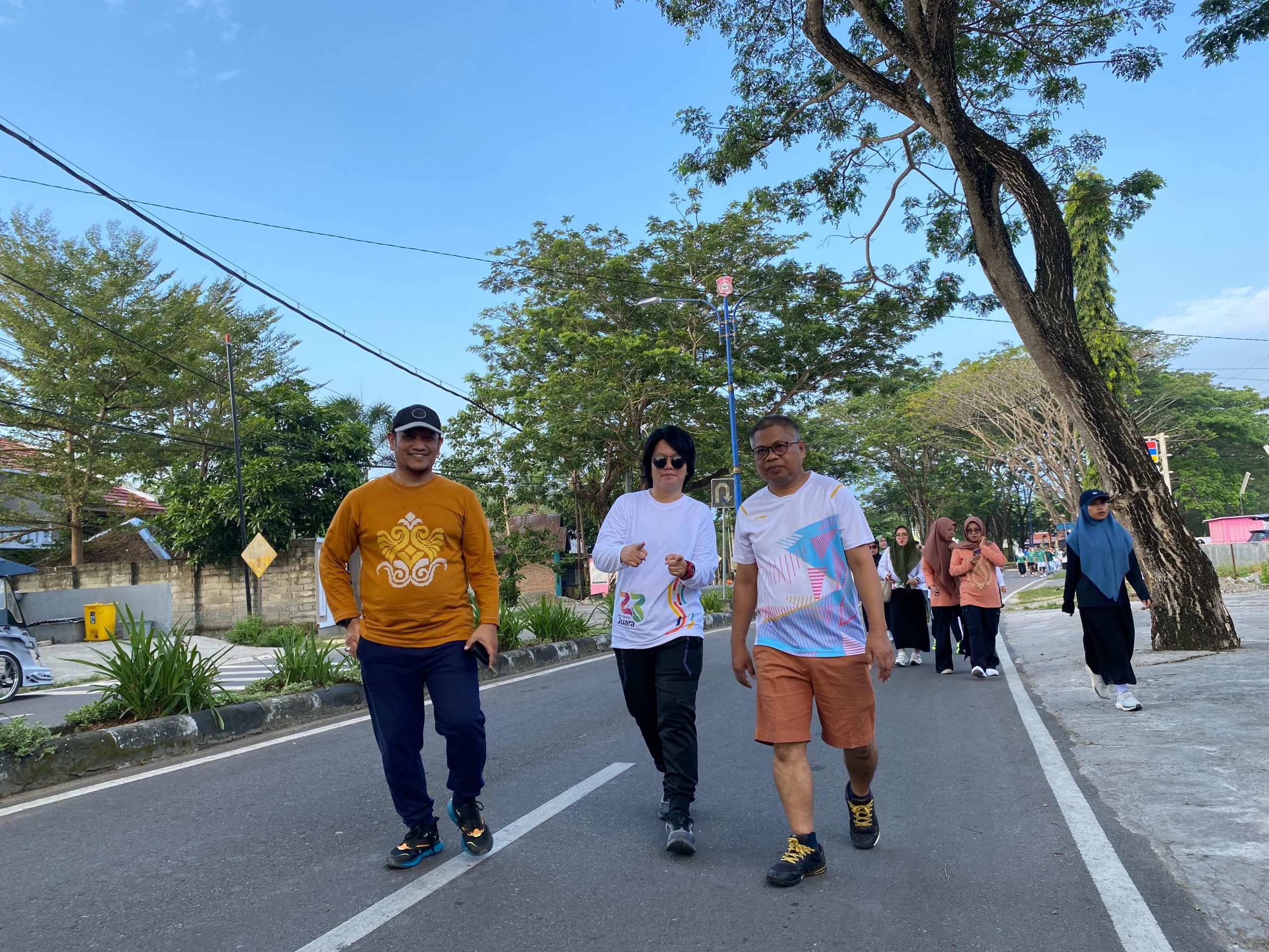 Keterangan Foto : Kepala Dinas Pendidikan dan Kebudayaan Bone Bolango, Dr. Basir Noho pimpin jalan sehat (komparasi.id) 
