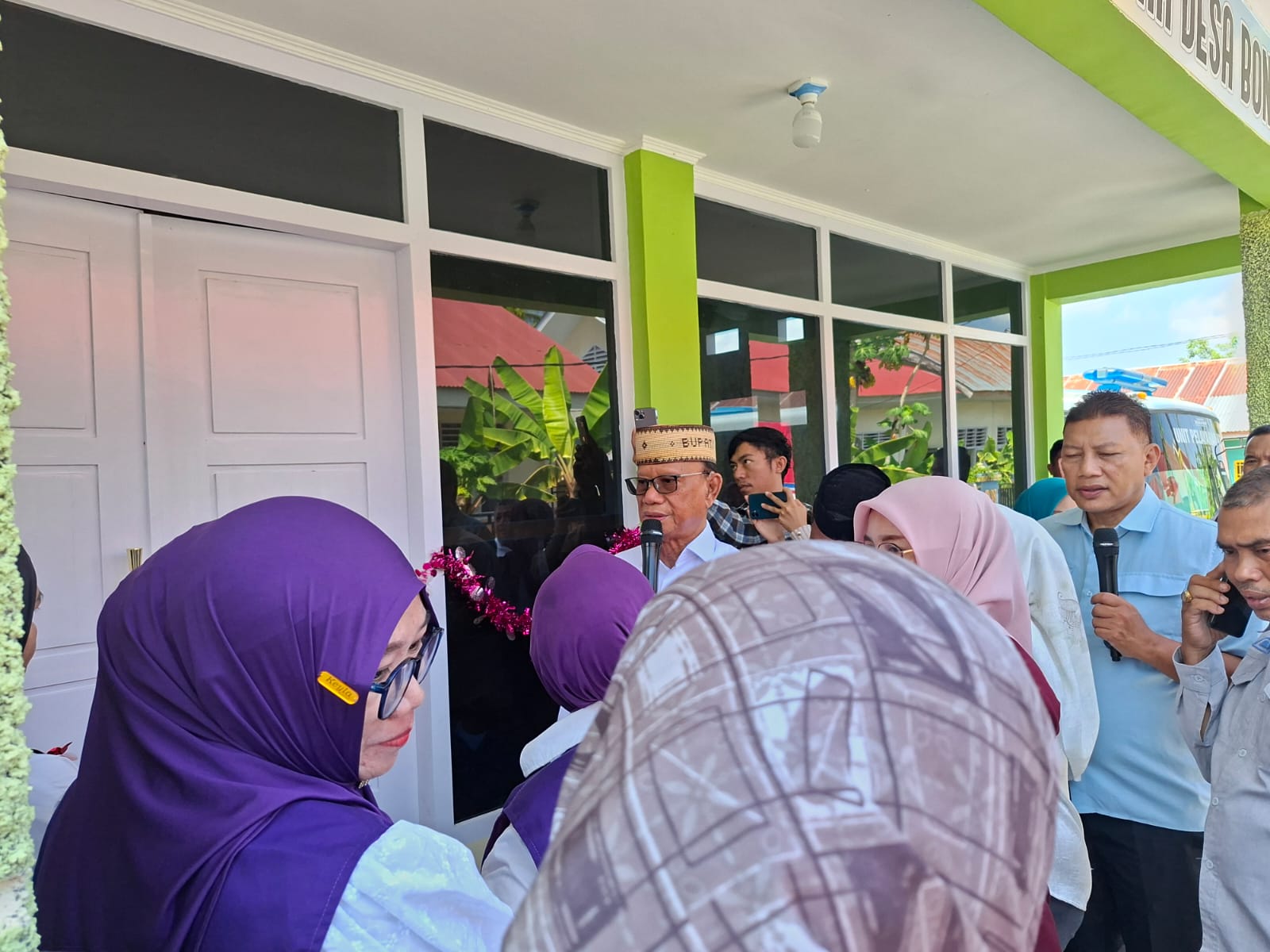 Keterangan Foto : Bupati Ismet Mile resmikan Polindes Bongopini