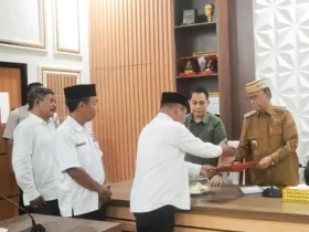 Bupati Ismet Mile saat menerima silahturahmi pengurus pengurus Partai Solidaritas Indonesia tingkat kabupaten, (Prokopim).