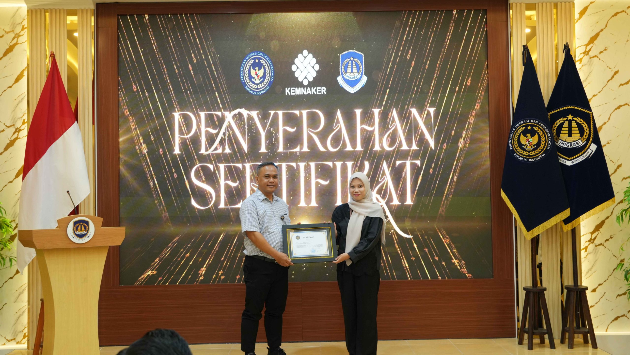 Keterangan Foto : Penyerahan sertifikat kepada peserta Magang