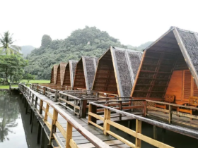 Suasana Rammang-Rammang Eco Lodge Resort, salah satu penginapan bernuansa alam di Sulawesi Selatan. (Instagram.com/wisatarammang2)