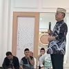 Ismet Mile saat menggelar buka puasa bersama insan pers di Rumah Dinas Bupati,