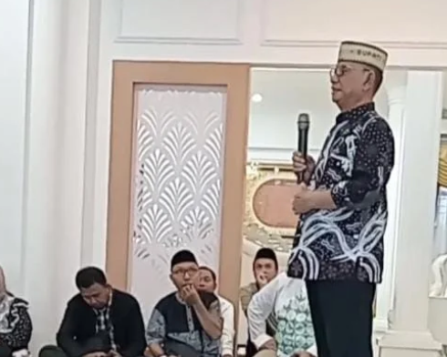Ismet Mile saat menggelar buka puasa bersama insan pers di Rumah Dinas Bupati,