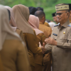Suasana Haru Warnai Halal bi Halal Pemkab Bone Bolango, Ismet Mile Salami ASN Satu per Satu. (Foto: Yudi/Prokopim)