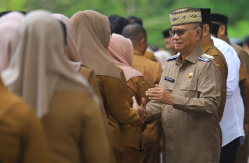 Suasana Haru Warnai Halal bi Halal Pemkab Bone Bolango, Ismet Mile Salami ASN Satu per Satu. (Foto: Yudi/Prokopim)