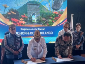 Pemkab Bone Bolango dan Pemkot Tomohon menandatangani kerja sama strategis