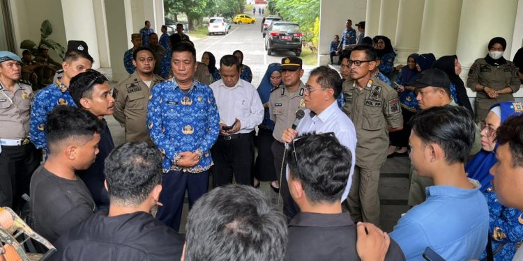 Sekda Bonebolango terima massa aksi