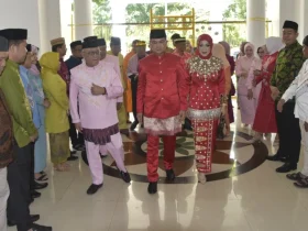 Wali Kota Jakarta Selatan, Syafrin Liputo, bersama istri mendapat sambutan Mopotilolo saat kembali menginjakkan kaki di Gorontalo, tanah kelahirannya. (Sumber : Humas Pemkab)