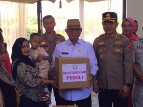 Bupati Bone Bolango Ismet Mile dan Kapolres Bone Bolango menyerahkan bantuan sosial kepada warga dalam rangka Hari Bhayangkara ke-80 dan HUT Bhayangkari ke-74.