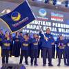 Ketua DPW Partai NasDem Provinsi Gorontalo, Rachmat Gobel, mengibarkan bendera partai usai dilantik kembali sebagai Ketua DPW pada Rapat Kerja Wilayah (Rakerwil) I Partai NasDem Provinsi Gorontalo (sumber : Otanaha.id)