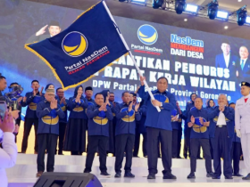 Ketua DPW Partai NasDem Provinsi Gorontalo, Rachmat Gobel, mengibarkan bendera partai usai dilantik kembali sebagai Ketua DPW pada Rapat Kerja Wilayah (Rakerwil) I Partai NasDem Provinsi Gorontalo (sumber : Otanaha.id)